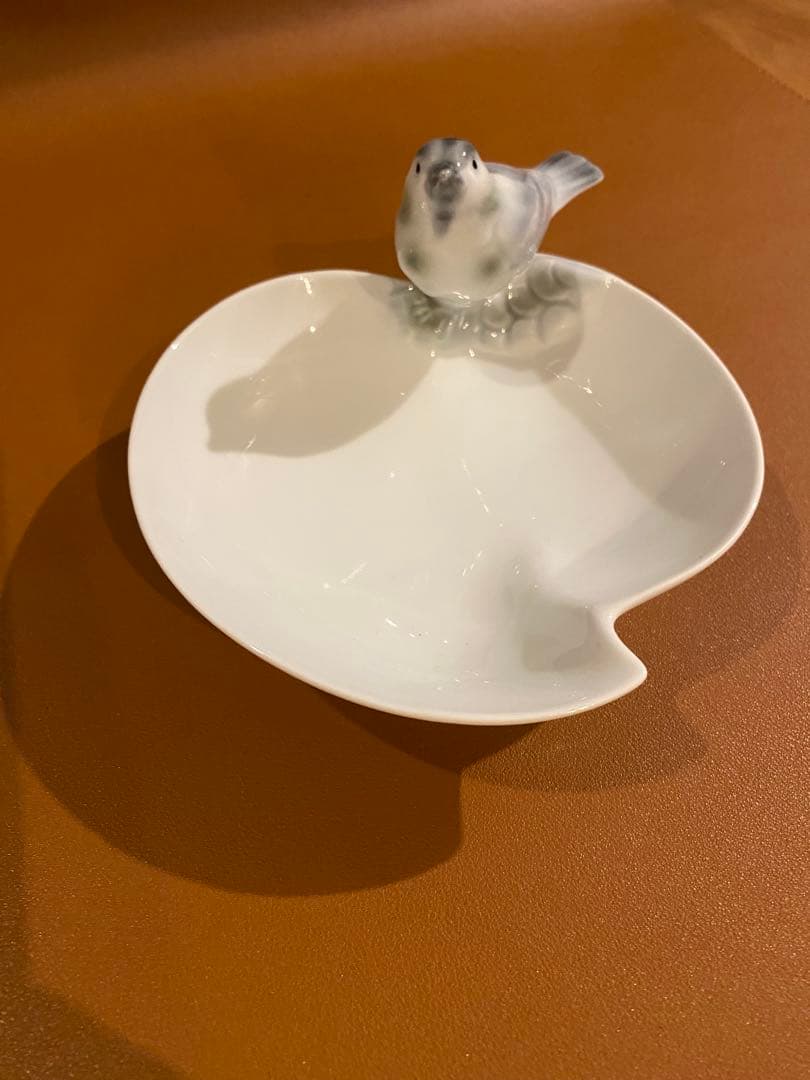 【美品 名品】深川製磁 釉彩小鳥 彫刻皿 雀 鳥 小皿 鳥好きの方に