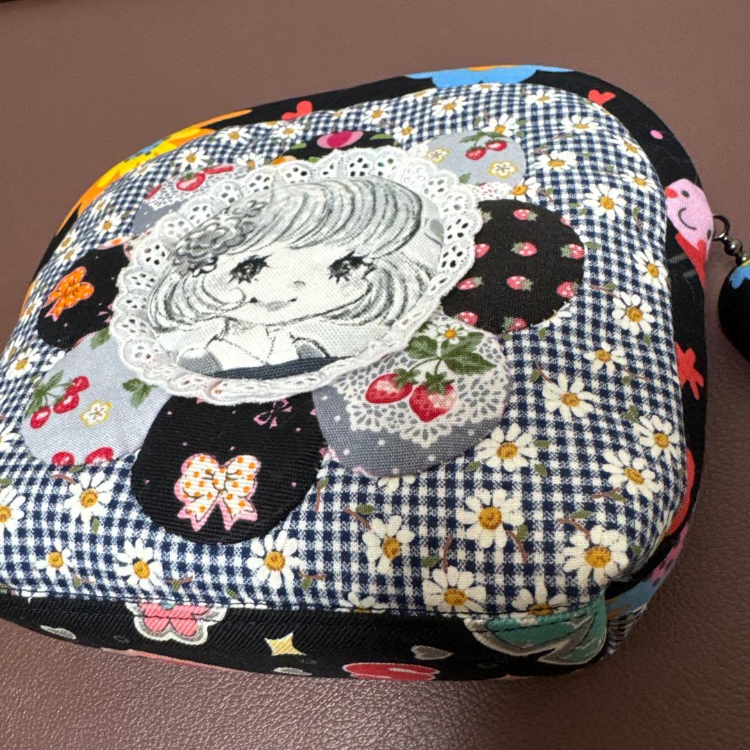 ウサギ様・ロマンズアイタペストリー1点・ポーチ1点