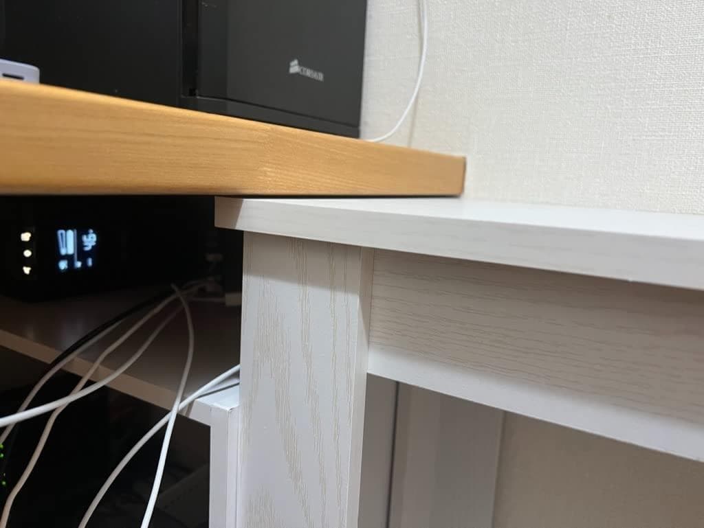 スリムな形状が特徴　様々な使い方　コンソール　サイドテーブル