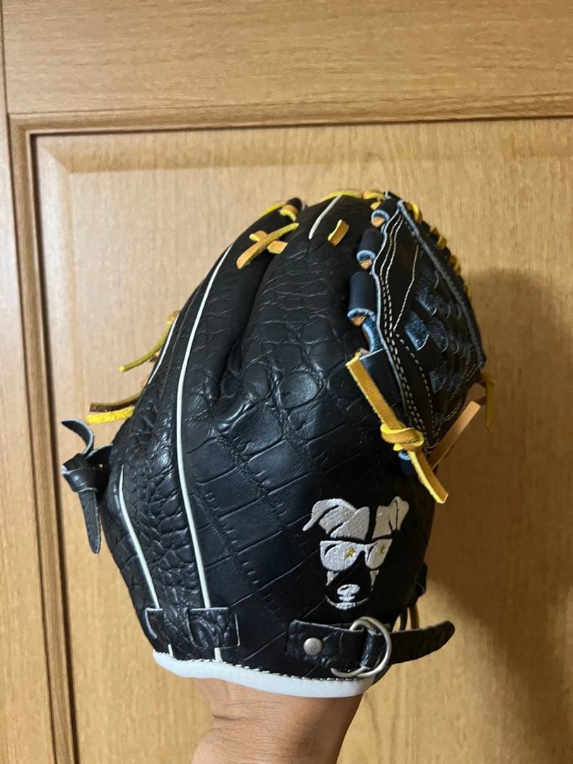 黒いレザー投手用グローブ