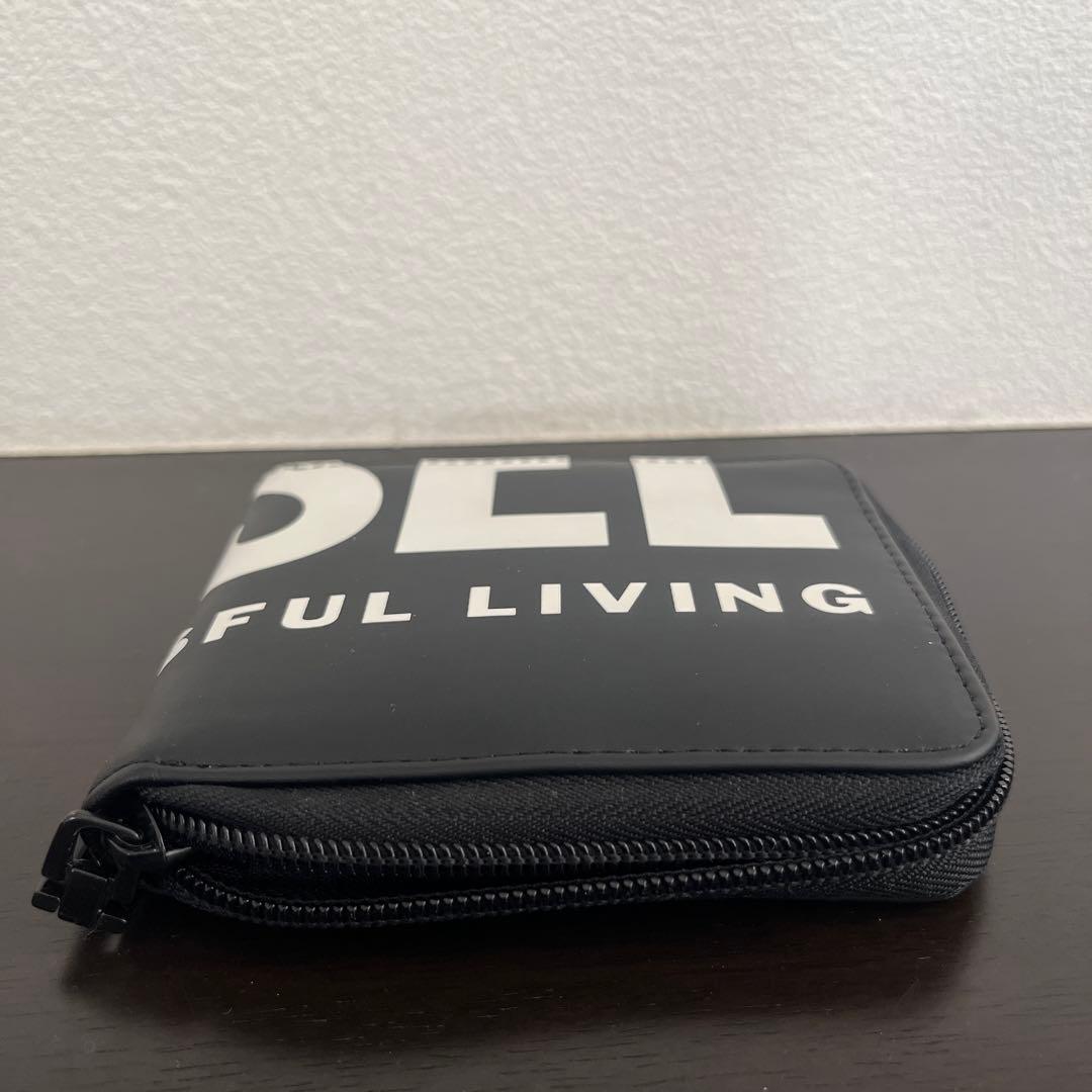 DIESELのロゴが特徴的なジッパー付き二つ折り財布。