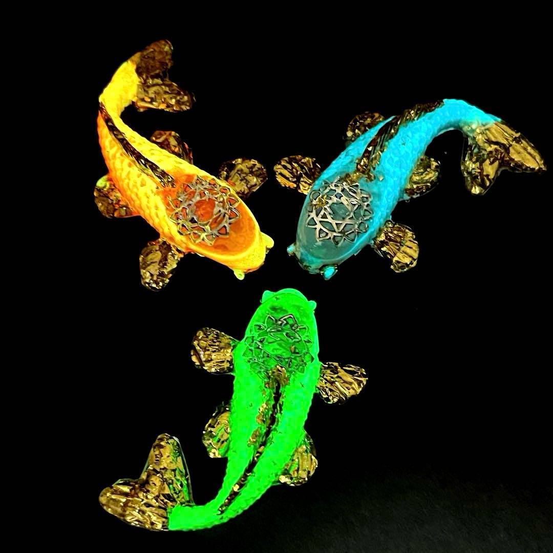 蓄光タイプの鯉(コイ)のオルゴナイト【オレンジ】