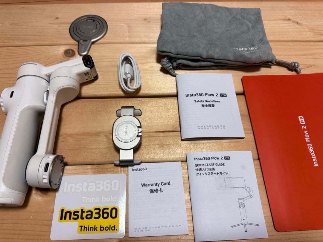 インスタ360 Flow 2 プロ本体と付属品