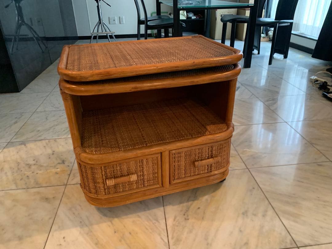 昭和レトロ★キャスター付きラタンのテレビ台　天板回転式で便利　籐　テレビ台