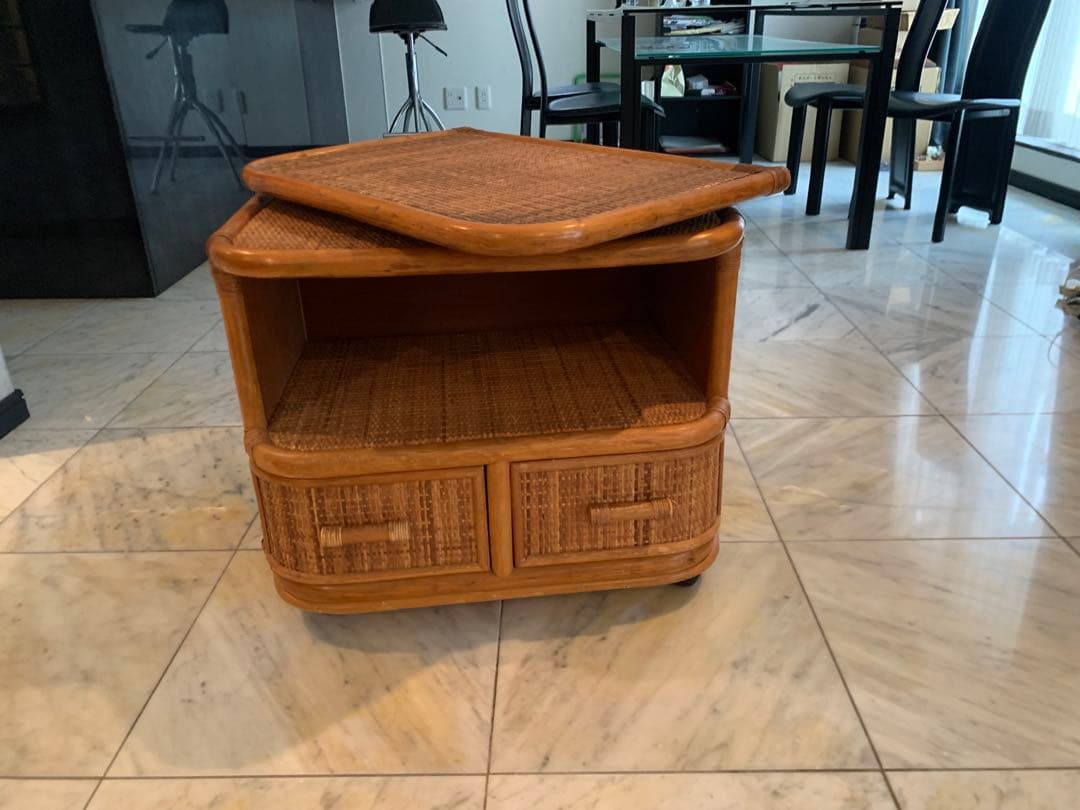 昭和レトロ★キャスター付きラタンのテレビ台　天板回転式で便利　籐　テレビ台