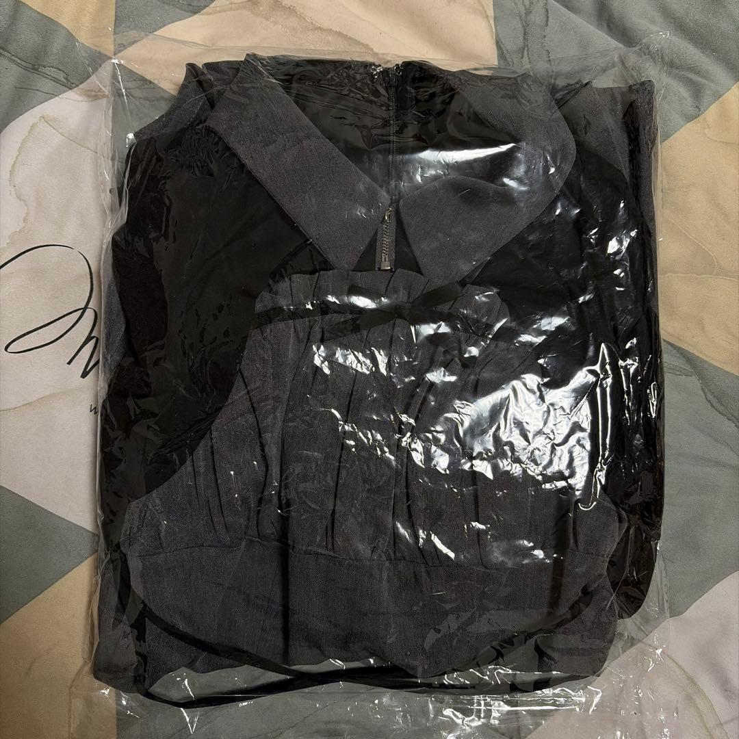 【新品】pium カットアウトレイヤードプリーツミニワンピ チャコール