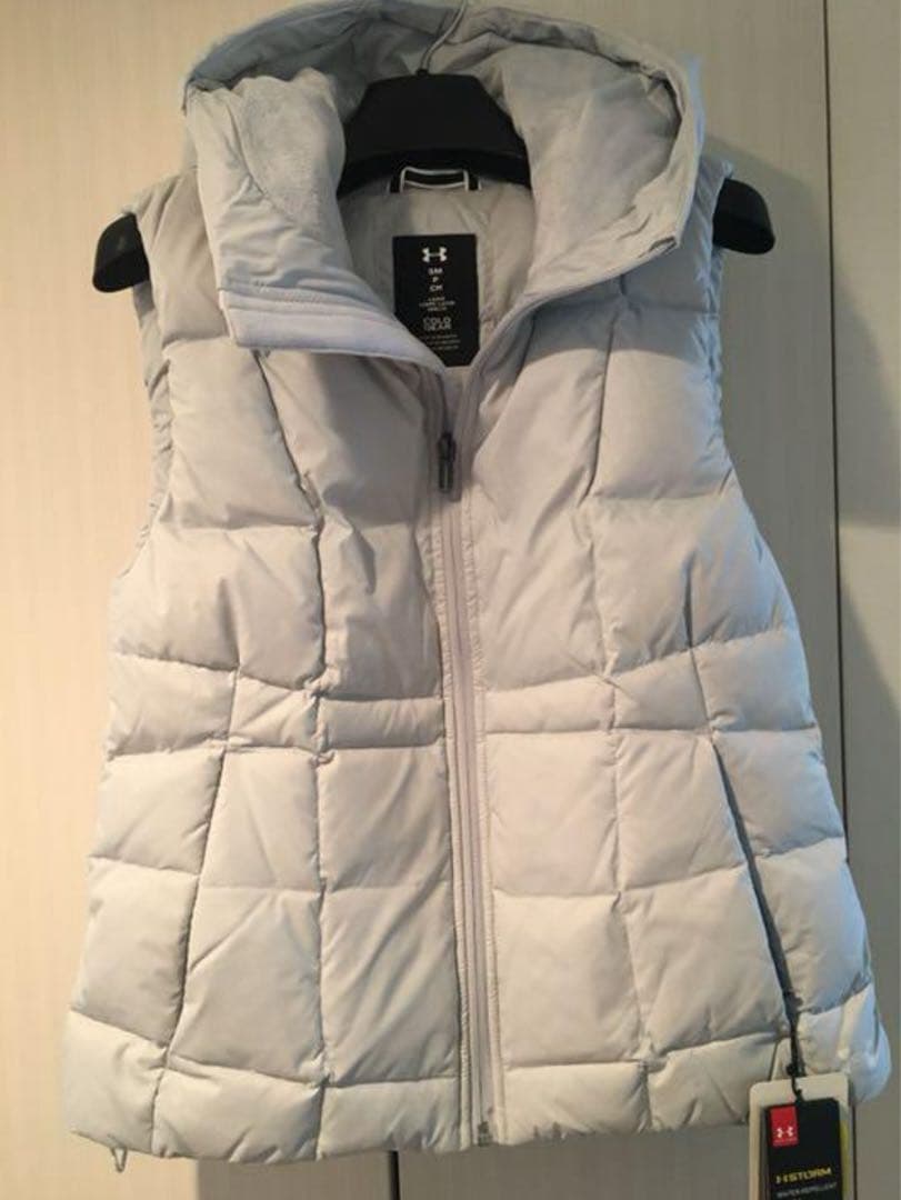 新品未使用☆アンダーアーマー　UAストームダウンベストSM (ホワイトグレー)