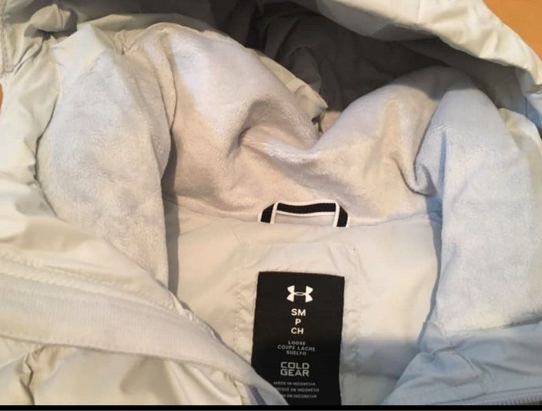 新品未使用☆アンダーアーマー　UAストームダウンベストSM (ホワイトグレー)