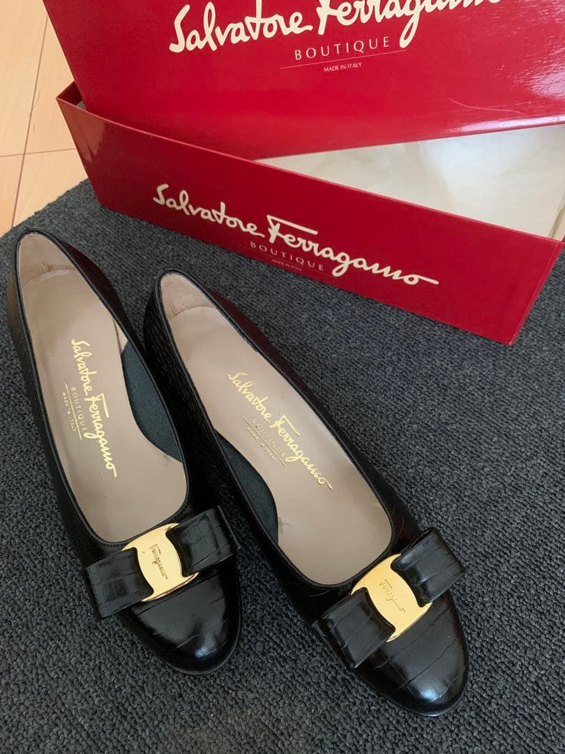 【超美品】Salvatore Ferragamo VARAパンプス ブラック