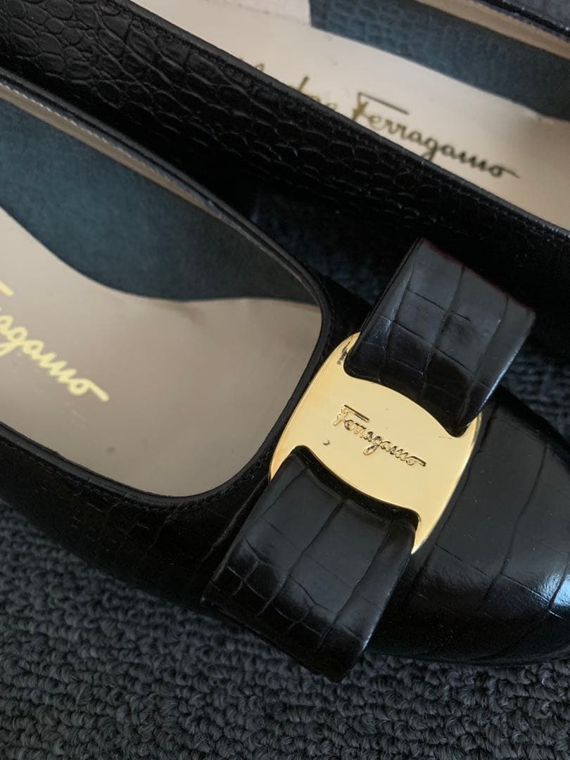 【超美品】Salvatore Ferragamo VARAパンプス ブラック