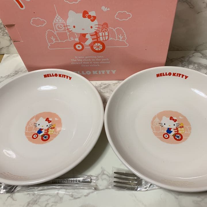 Sanrio 自転車キティ　パスタ皿2枚＆フォーク2本　セット売り