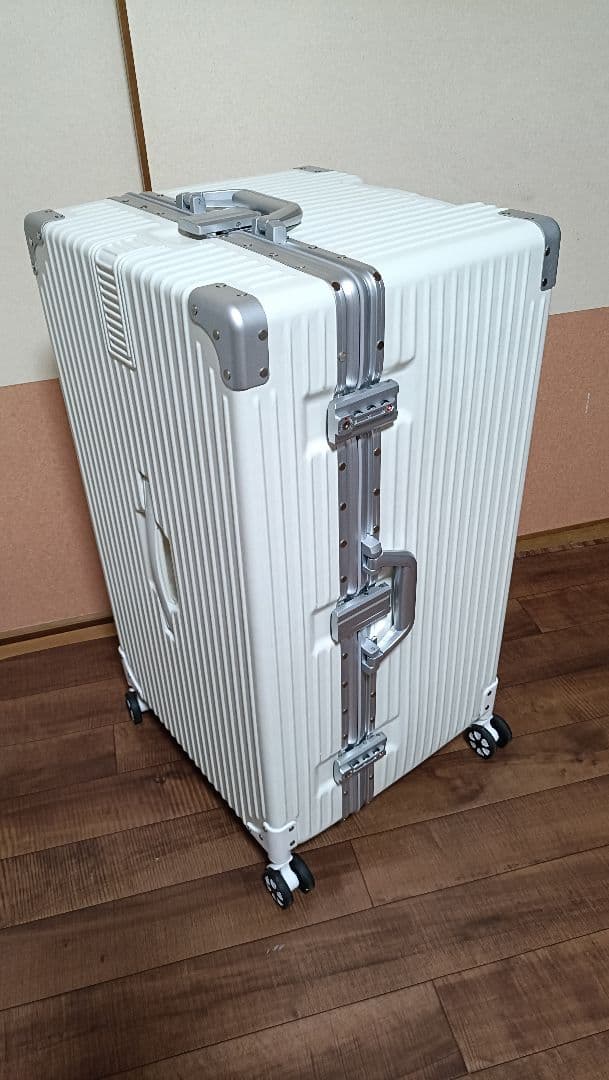 未使用品キャリーケースキャリーバッグ大型 4輪 ホワイLL