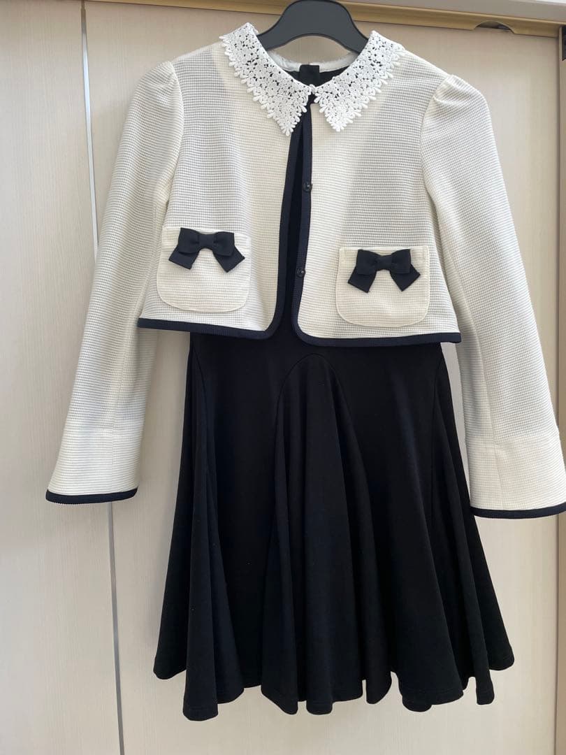 KateSpadeのワンピースと組曲のジャケット