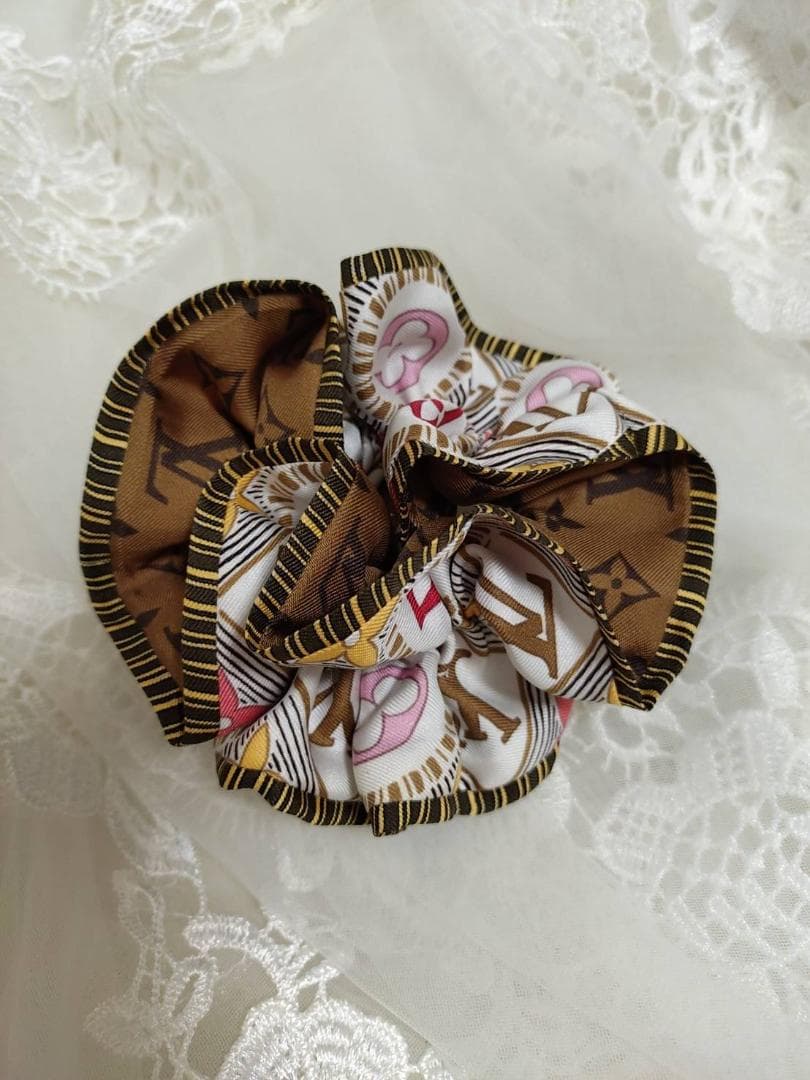 LOUIS VUITTON ルイヴィトン シュシュ モノグラム タイルズ