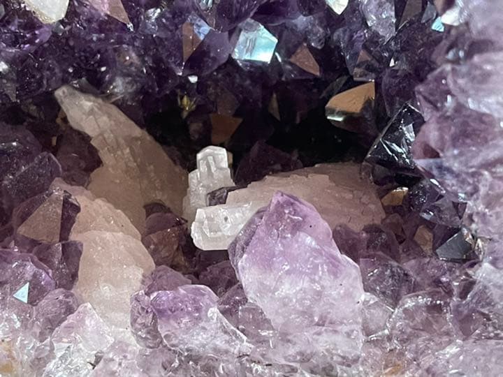 家の御守り　家宝　高さ27cm 最高品質ウルグアイアメジストドーム　カルサイト