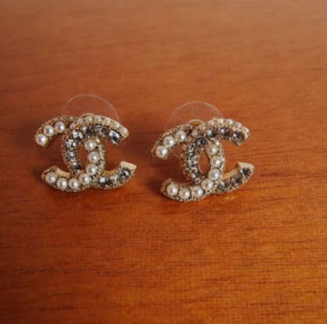 CHANELシャネル ココ ロゴ/パール ピアス