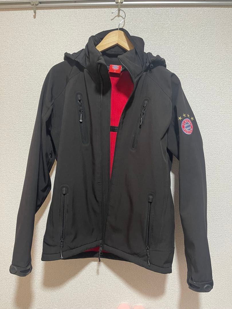 バイエルンミュンヘン　ソフトシェルジャケット　日本Lサイズ　フード着脱可