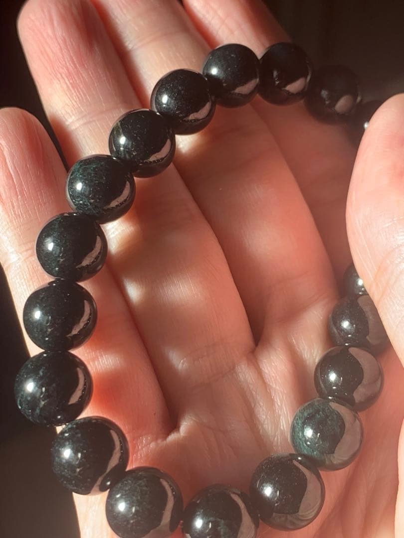 極上の糸魚川黒翡翠ブレスレット　上質黒ひすい　ヒスイ　翡翠　ヒーリング　根付