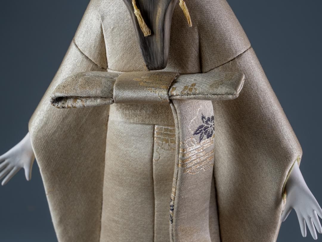 日本工芸会正会員 雨宮弘子作 嵌込人形『春野(佐保姫)』台共箱付 図録掲載品