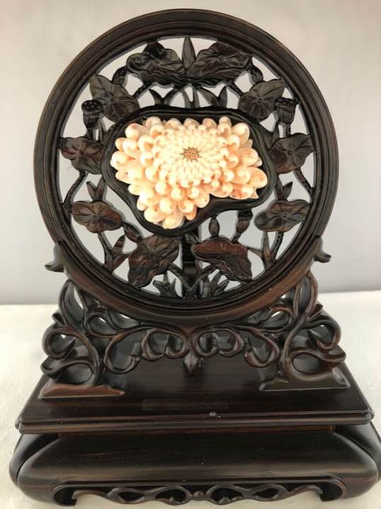 ピンク珊瑚彫刻-菊（置物）449KN