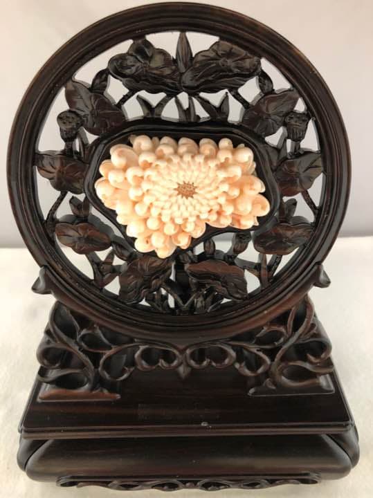 ピンク珊瑚彫刻-菊（置物）449KN