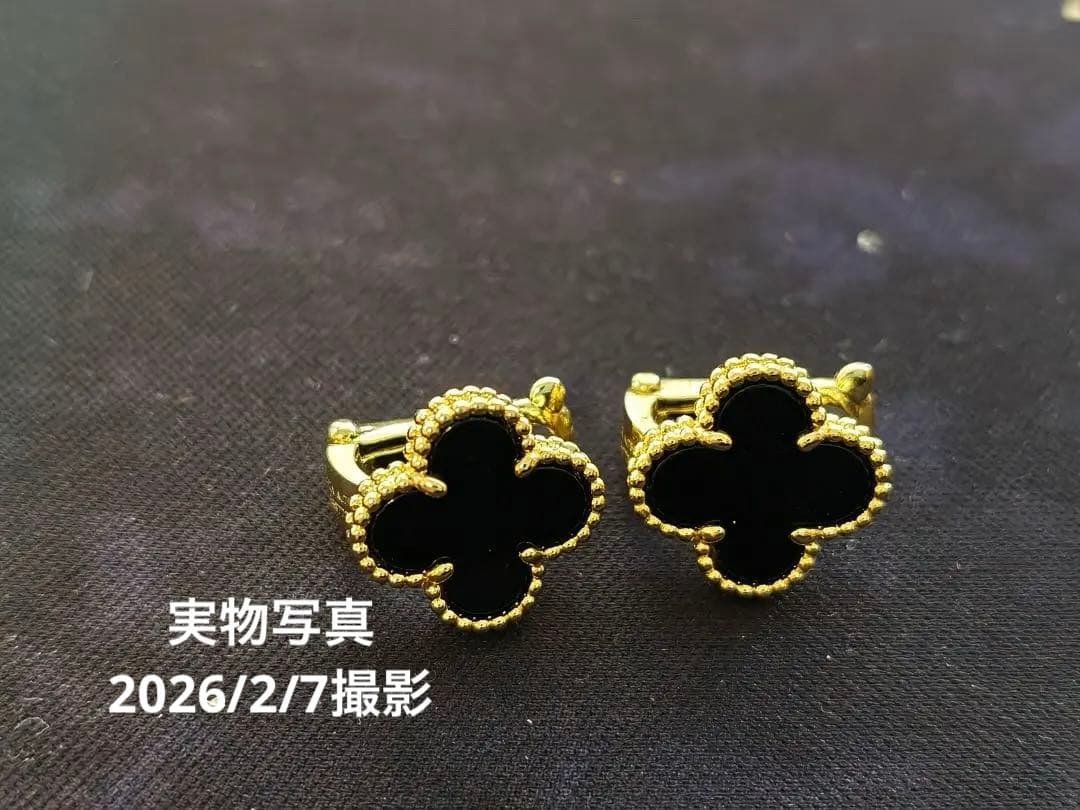 chaymi-puriページ(大きい黒い四つ葉ピアス+白蝶貝ピアスセット)