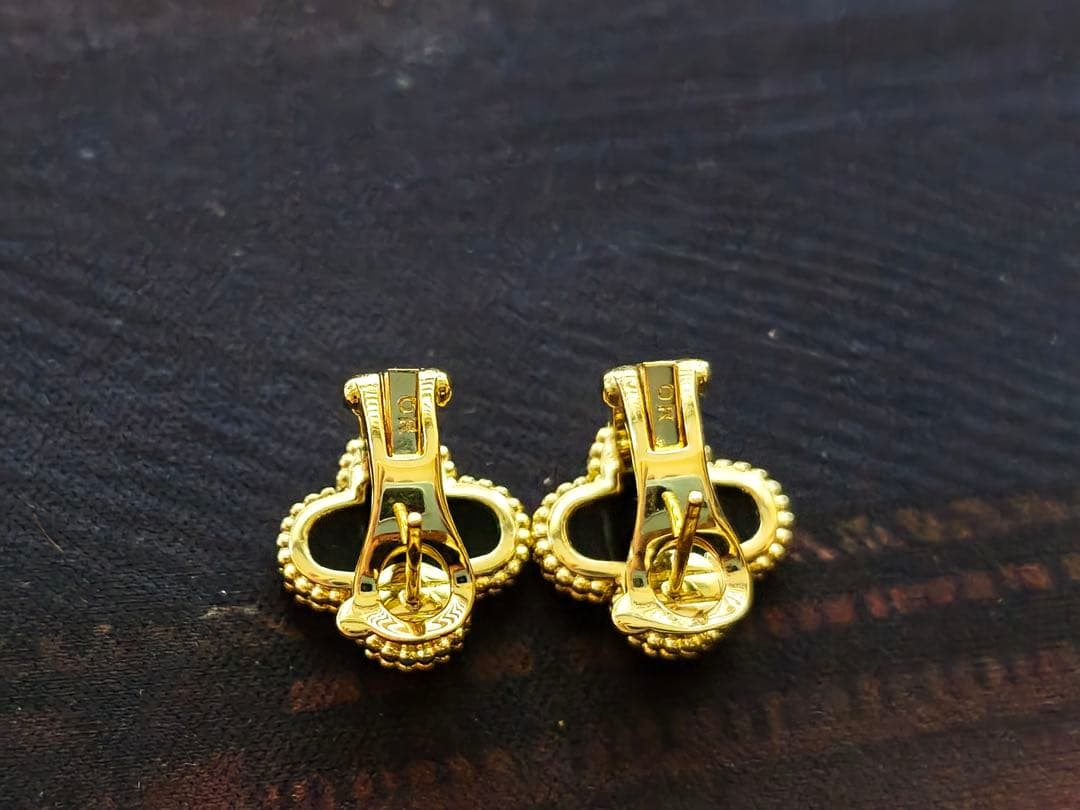 chaymi-puriページ(大きい黒い四つ葉ピアス+白蝶貝ピアスセット)