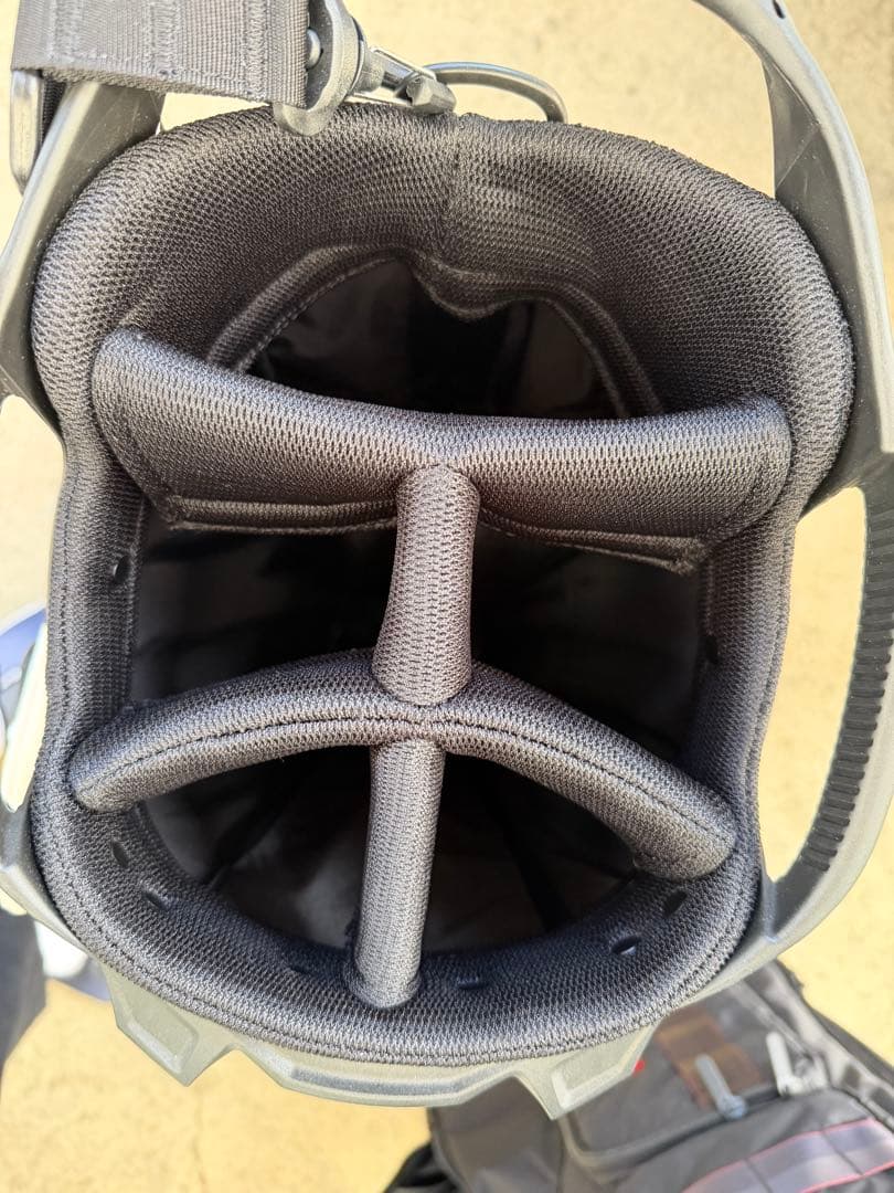 超美品　ブリーフィング　キャディバッグ　白　スタンド　ネームプレート付き