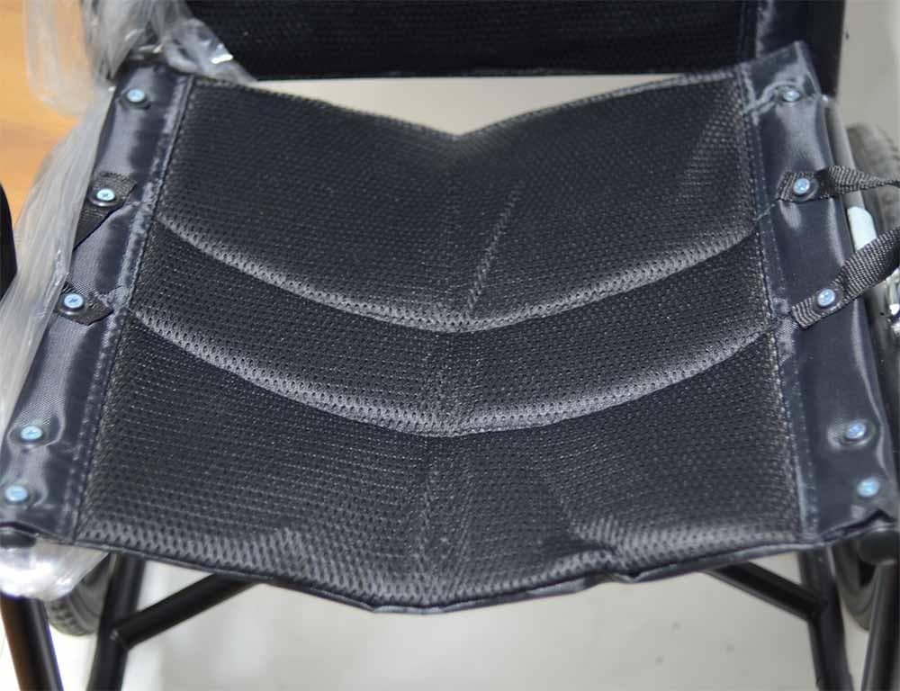 新入荷！超軽量 コンパクト介助用車椅子 折り畳み式 黒 KG05