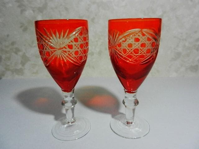 共箱入り「古伊万里錦手花蝶文様丸形四段小重鉢」と「切子ワイングラス」２点