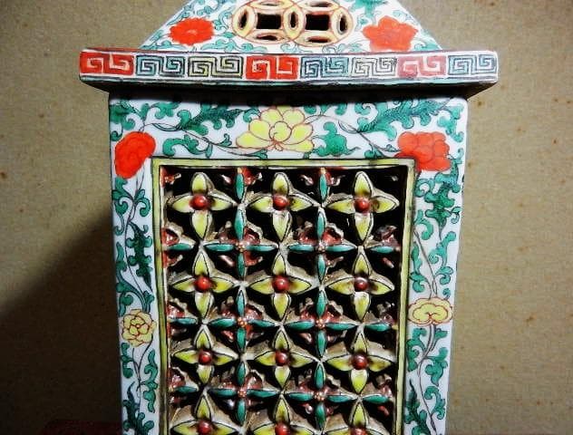 獅子蓋色絵透し彫り角型四脚香炉「大明萬曆年製」