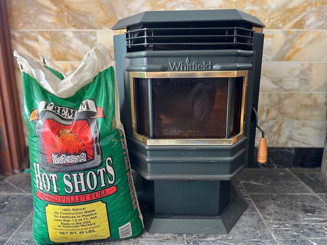 Whitfield ペレットストーブ + Hot Shots ペレット燃料付き！