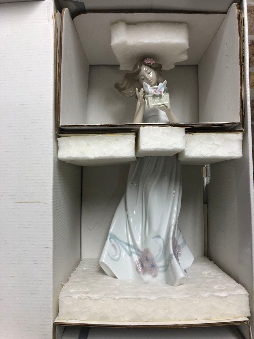 【美品】リヤドロ　フィギュリン　私の宝物 6777