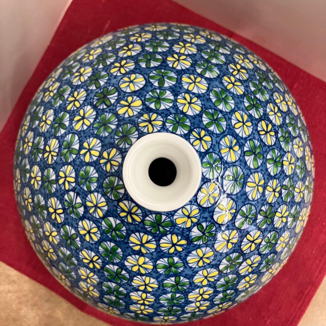 有田焼染め錦紋様小花散らし花瓶錦彩作