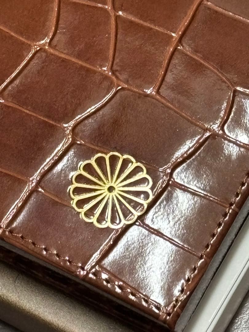 a*o様 本日限定価格　皇居　新品　クロコダイル型押し　ブラウンにゴールドの菊の