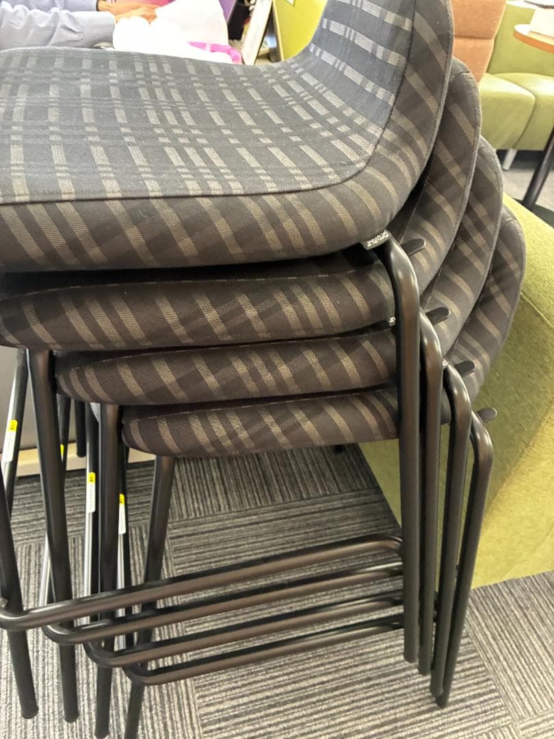 スタッキングチェアと木製テーブルセット