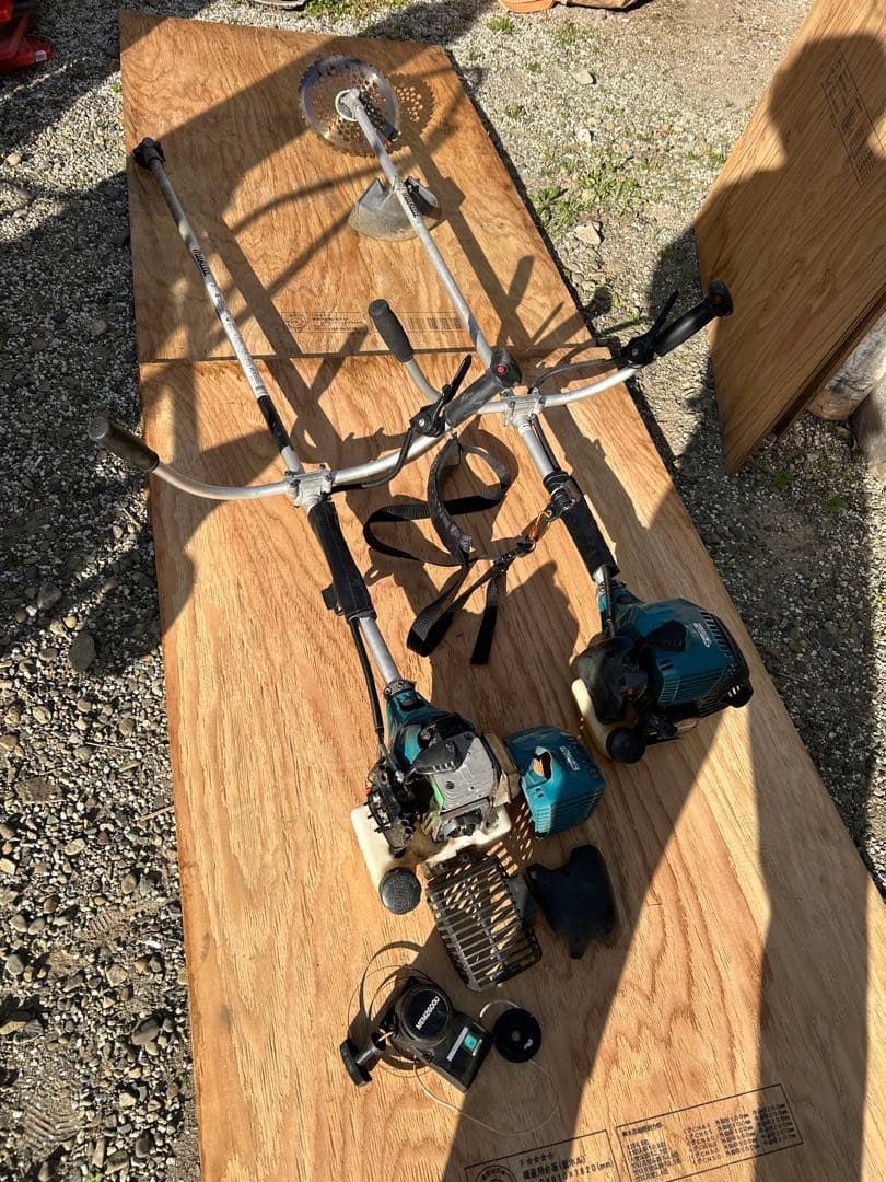 ［引き取り限定］ジャンクMakita 草刈り刃付き2台［MEM2600U］