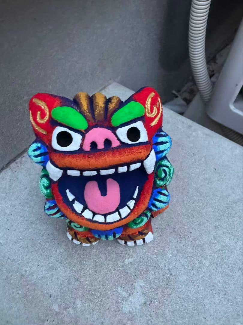 カラフルな獅子の形の装飾品