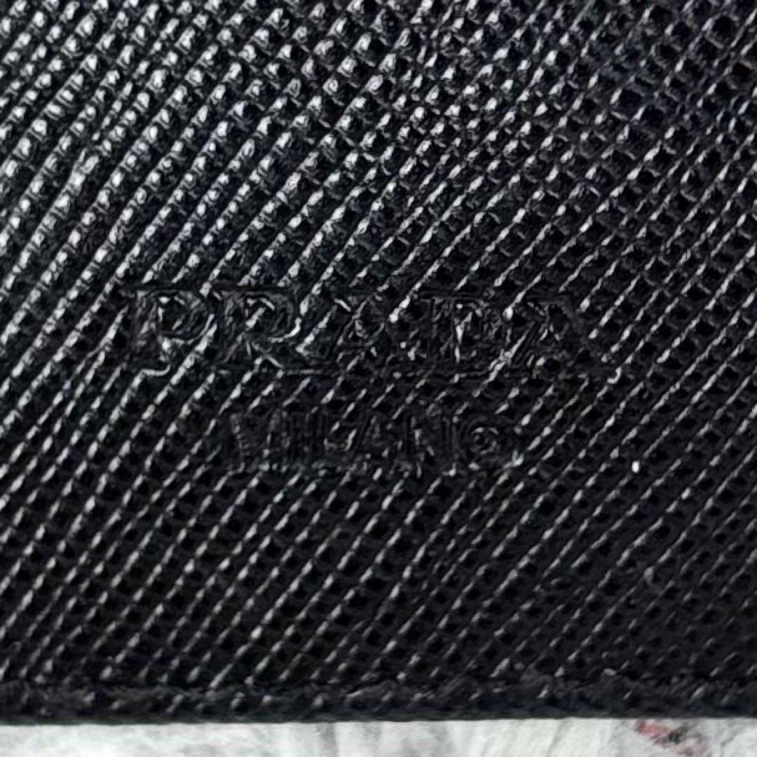 極美品 PRADA レザー 折り財布 三角プレート ラウンドファスナー ホック