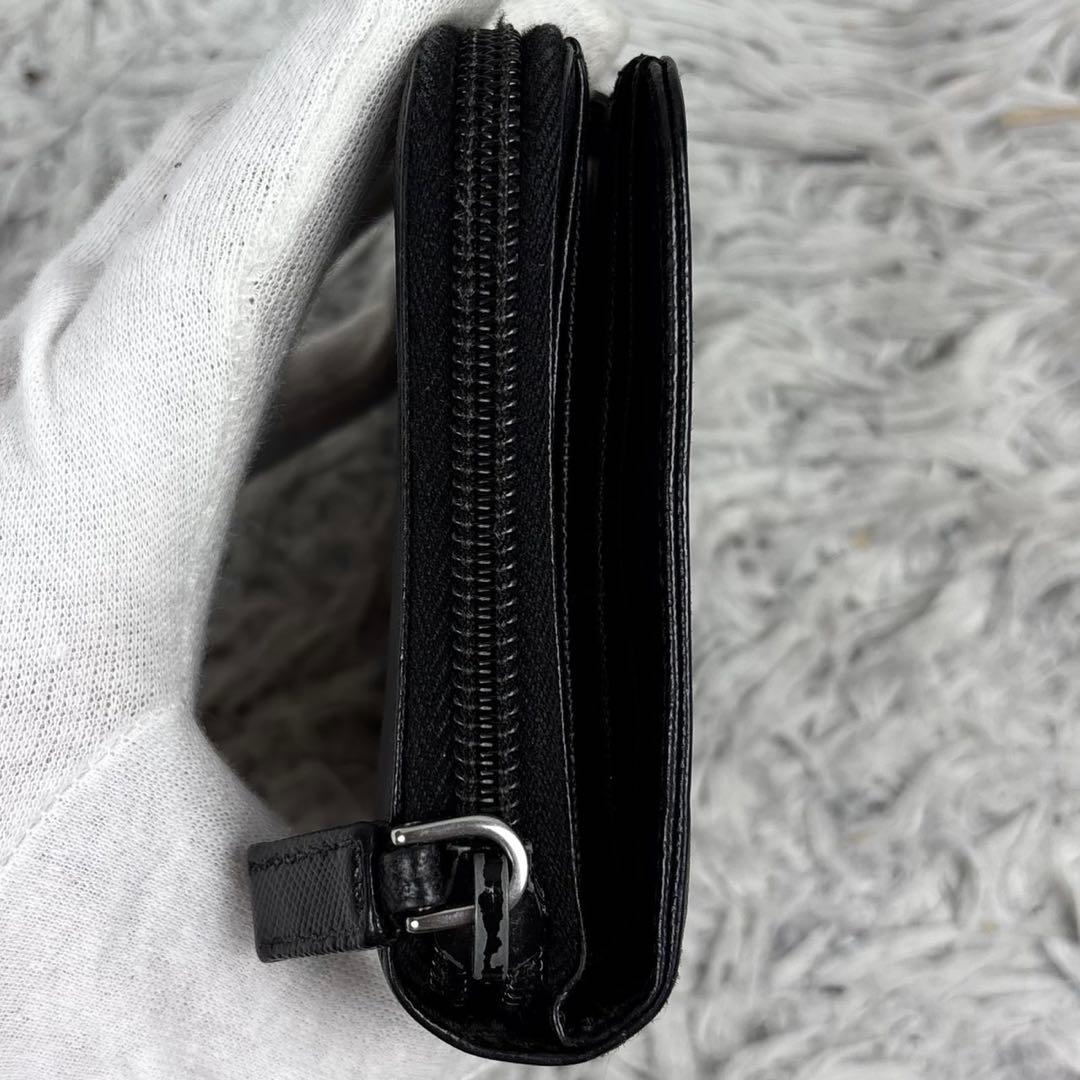 極美品 PRADA レザー 折り財布 三角プレート ラウンドファスナー ホック