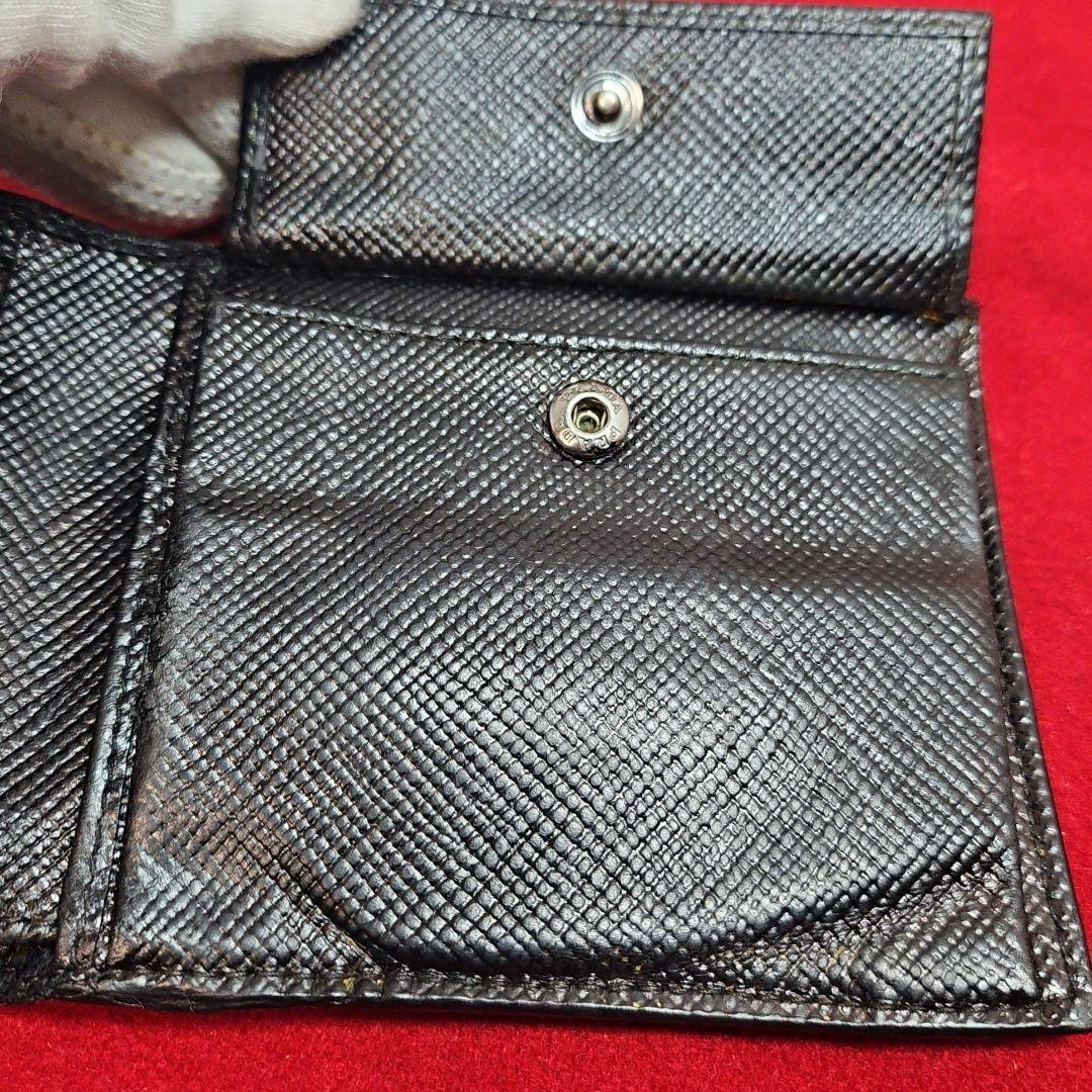 PRADA プラダ 折り財布 三角プレート ロゴ金具 サフィアーノレザー 黒
