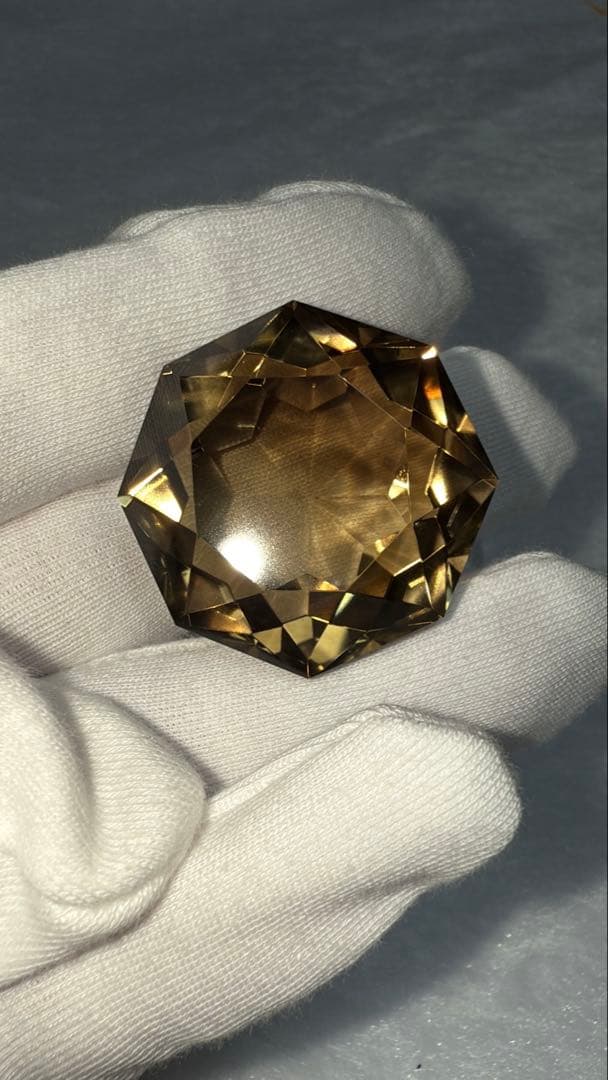 ブラジル産スモーキー宝石カット オクタゴナルモディファイドブリリアント 立体置物