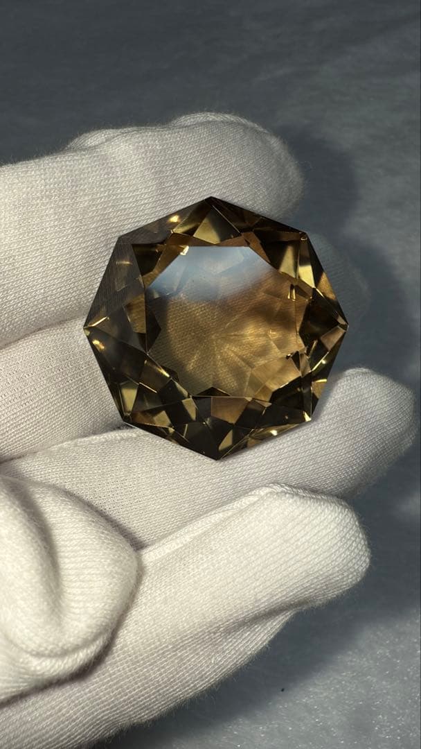 ブラジル産スモーキー宝石カット オクタゴナルモディファイドブリリアント 立体置物
