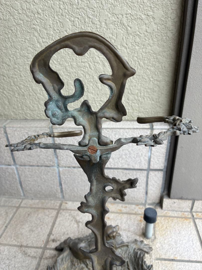 アンティーク　ブロンズ像　犬と獵銃の彫刻付き金属製傘立て