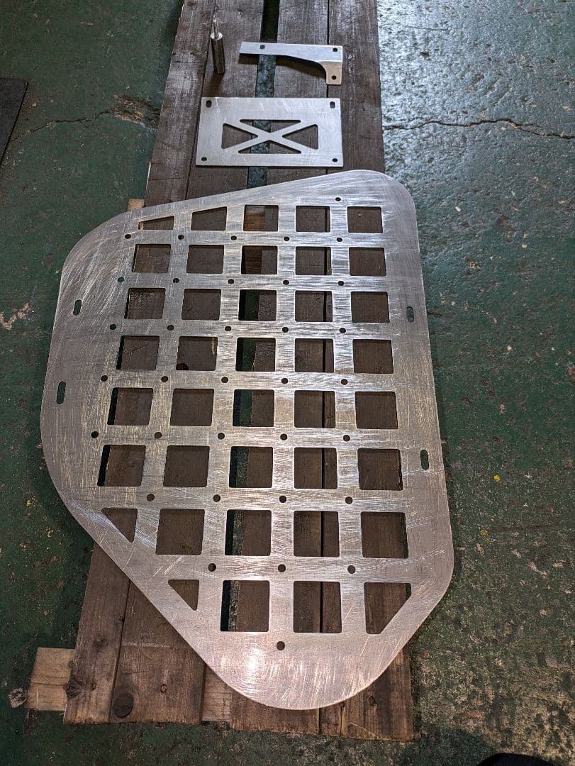 ランドクルーザープラド150　インナーメッシュパネル1.6ミリ 無塗装品　左右