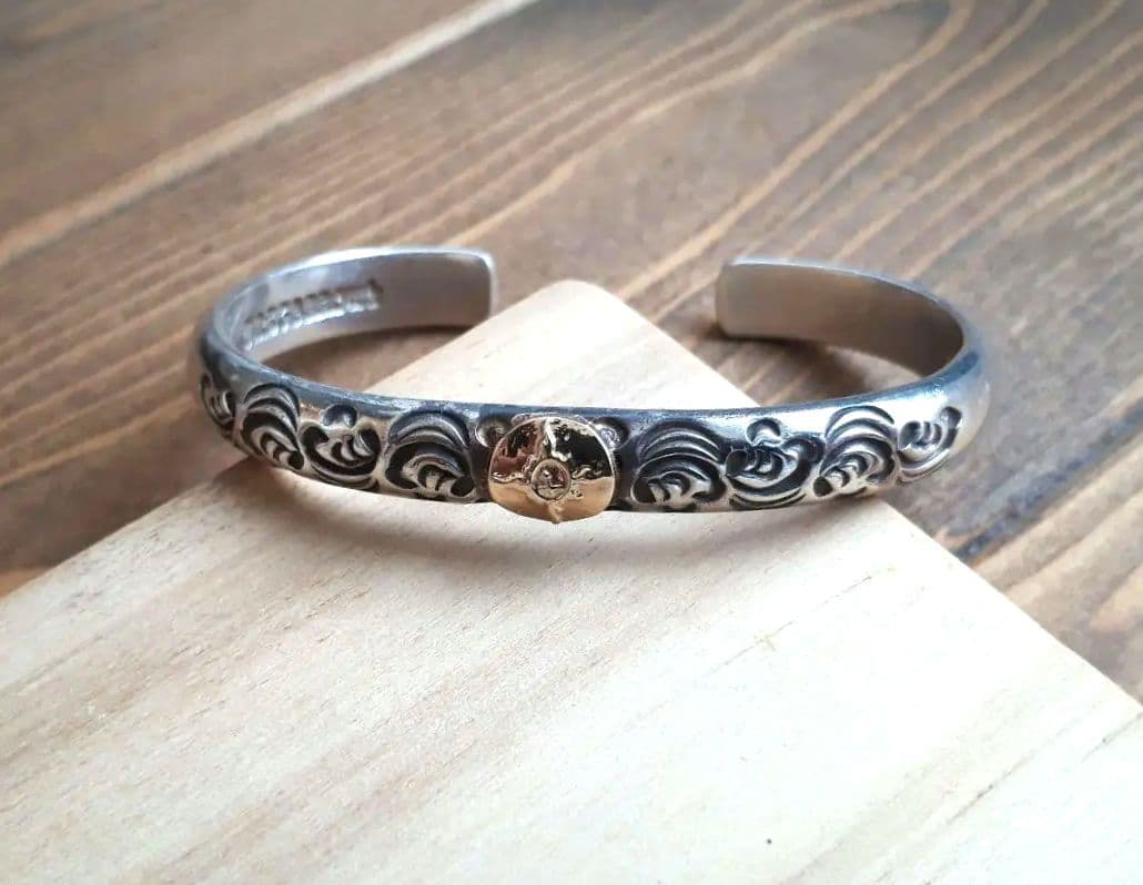 【FIRST ARROW'S】 K18付　　甲丸カラ草彫りバングル Sサイズ