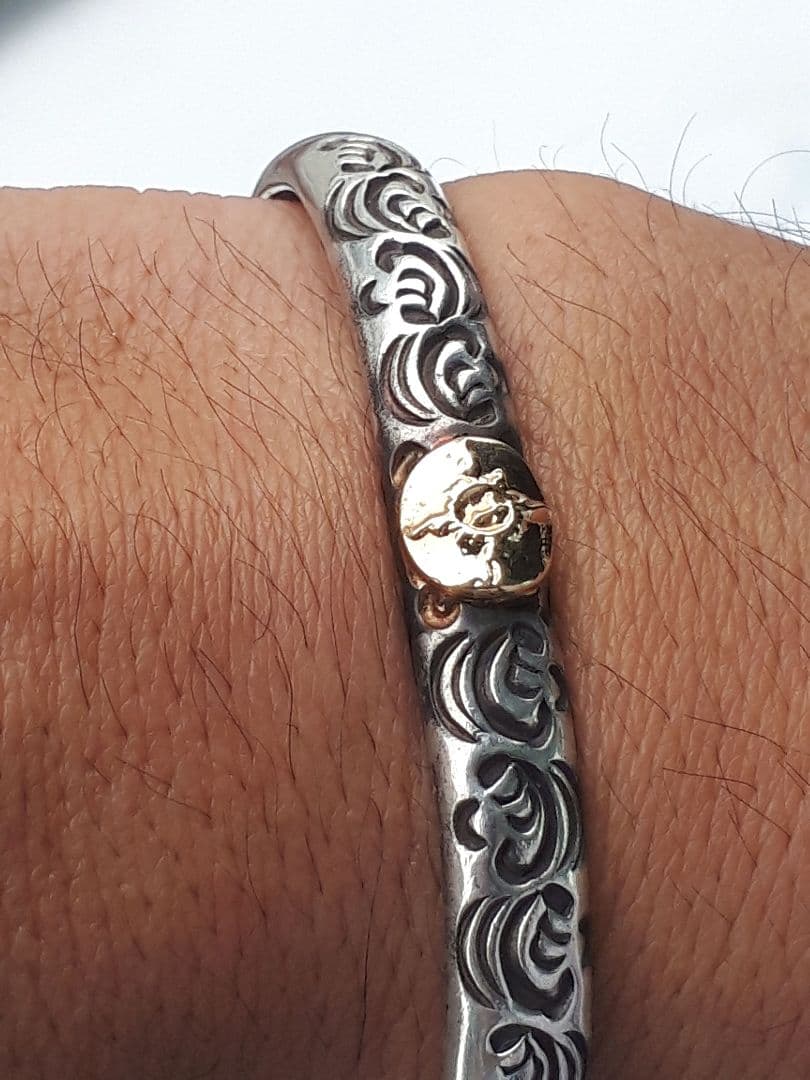 【FIRST ARROW'S】 K18付　　甲丸カラ草彫りバングル Sサイズ