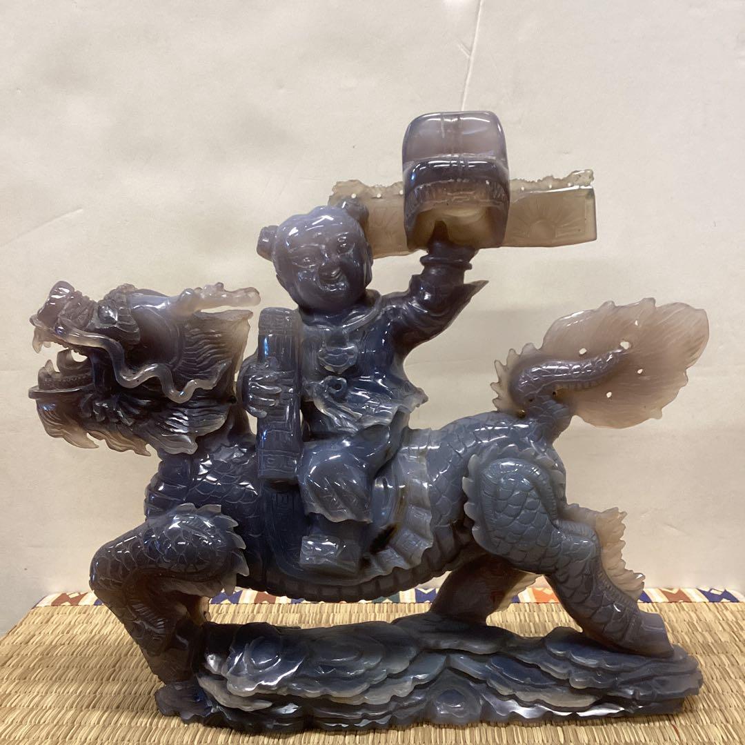 翡翠製 獅子と子供の彫刻 約30cm