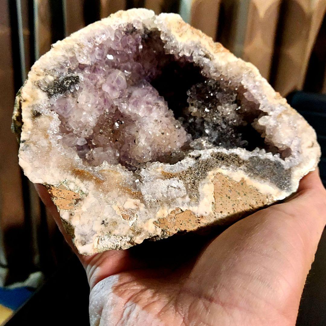 大きい！ 中に結晶モコモコ♪ 約2キロ ジオードドーム 原石 1面磨き 302