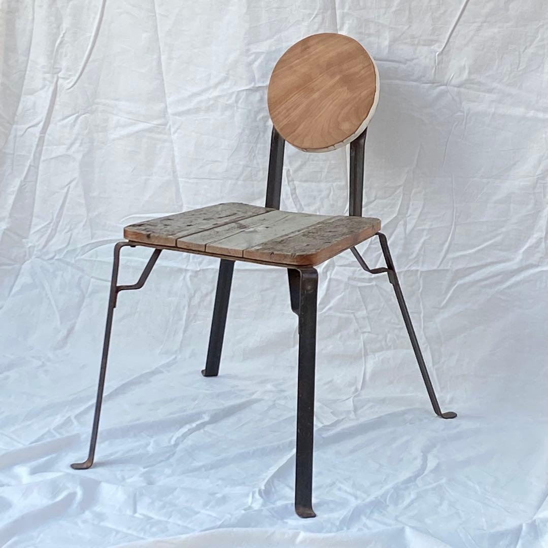 平らな鉄脚と円形の背もたれをもつ古い椅子 アンティーク ディスプレイ 店舗什器